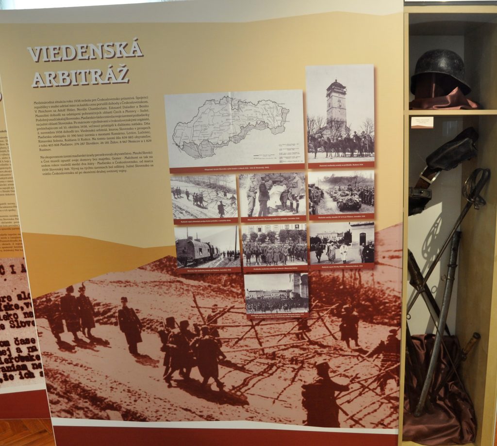 časť expozície opisujúca Viedenskú arbitráž s dobovými fotografiami, mapou Slovenska a vojenskými predmetmi