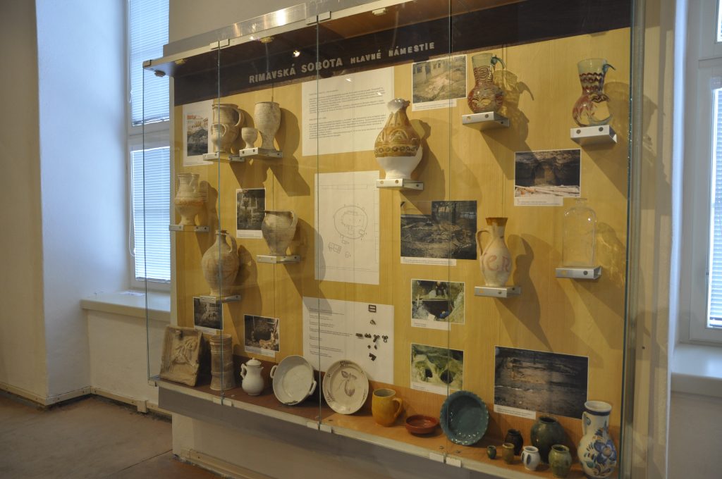 archeologické nálezy z Hlavného námestia Rimavskej Soboty - sklenené nádoby, hlinené nádoby, fotografie z výskumu