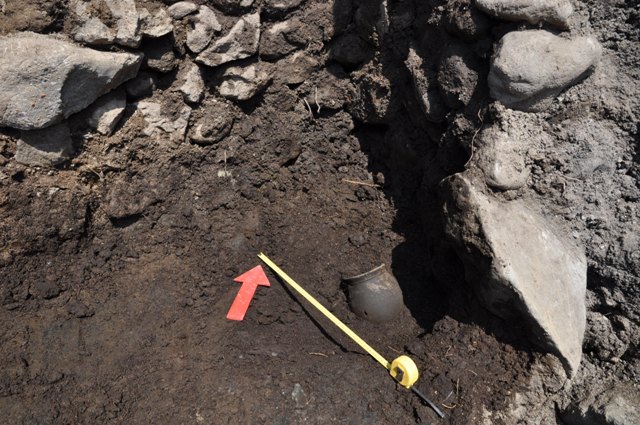 archeologický výskum - odkrytý objekt ľadnice s keramickým materiálom