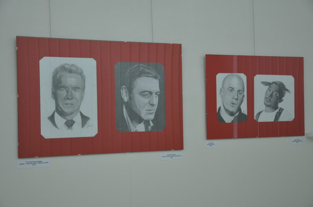 Pohľad na vystavené kresby v Gemersko-malohontskom múzeu. Na kresbách sú zobrazený herci (napr. George Cloony, Arnold Schwarzeneger) a reper.