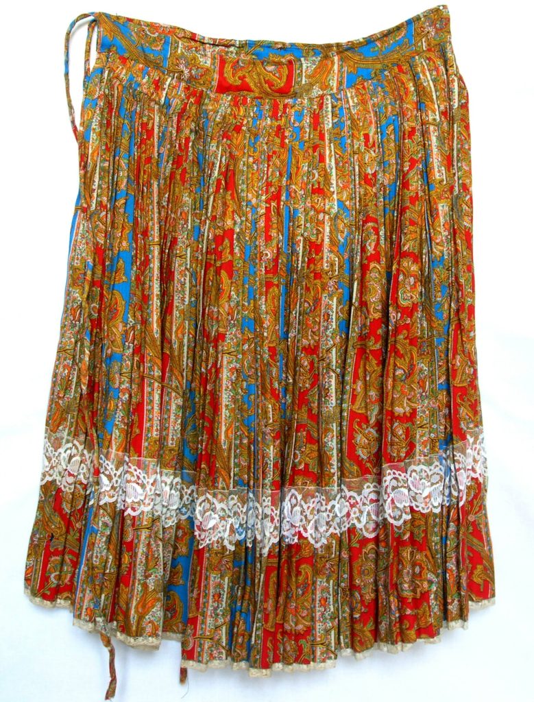 Sukňa – súčasť tradičného odevu olašských Rómov. Pôvod: Ákosfalva v Rumunsku, 60. roky 20. storočia. 