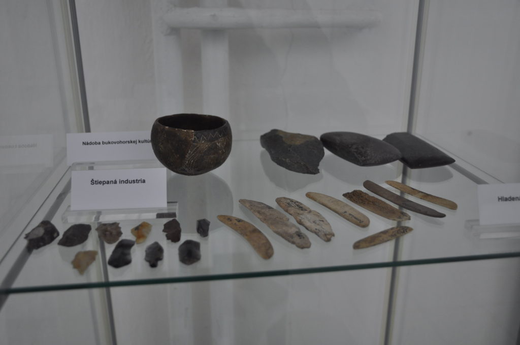 Pohľad na výstavu - archeologické nálezy z jaskýň.