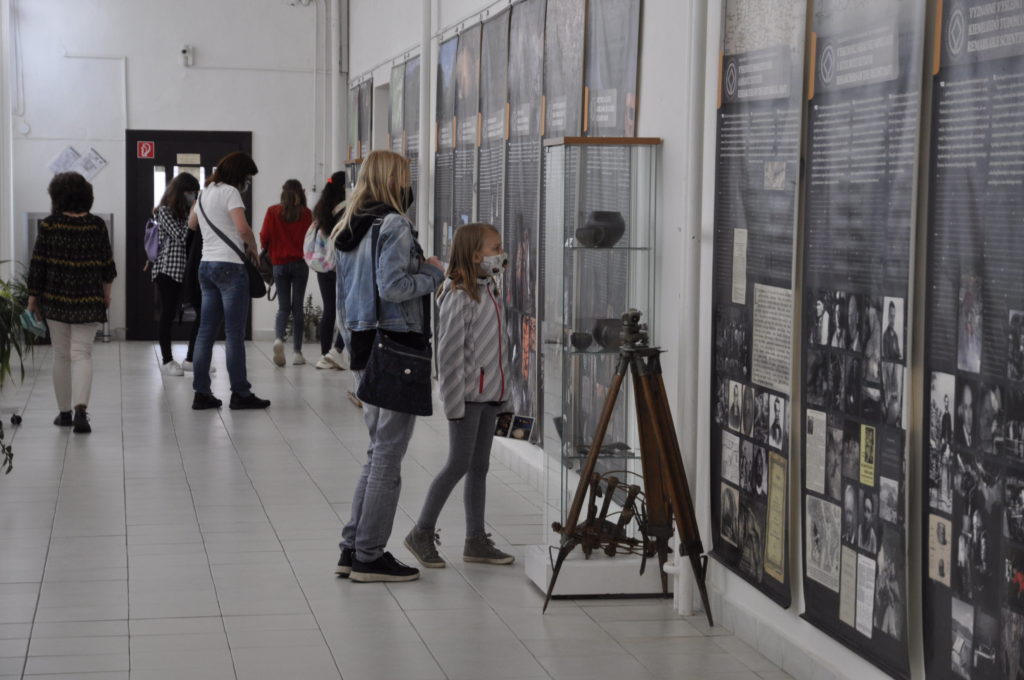 Návštevníci múzea na výstave Svetové dedičstvo v hĺbkach Zeme.