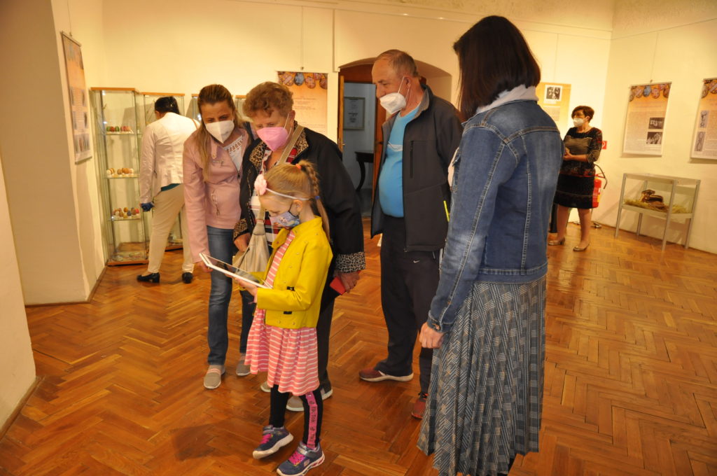 Návštevníci múzea na výstave Pôvab kraslíc.