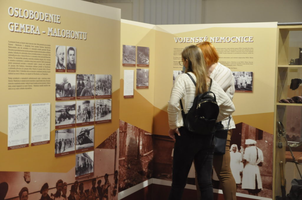 Návštevníci múzea v expozícii o Slovenskom národnom povstaní.