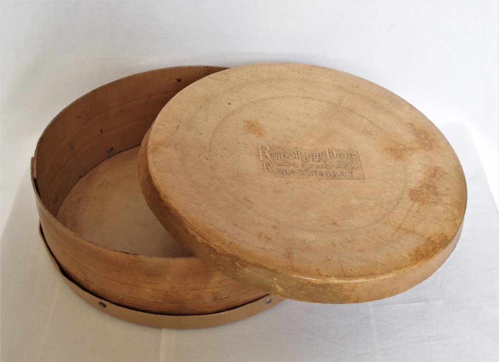 Tortová krabica je predmetom dokumentujúcim existenciu reštaurácií, pohostinstiev a cukrární v Rimavskej Sobote na prelome 19. a 20. storočia.
