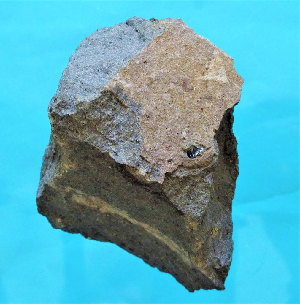 Zafír zo zbierok GMM, ktorý v roku 2019 múzeu daroval Ladislav Oravec. Zafíry našiel v Kostnej doline pri Hajnáčke v roku 2017.