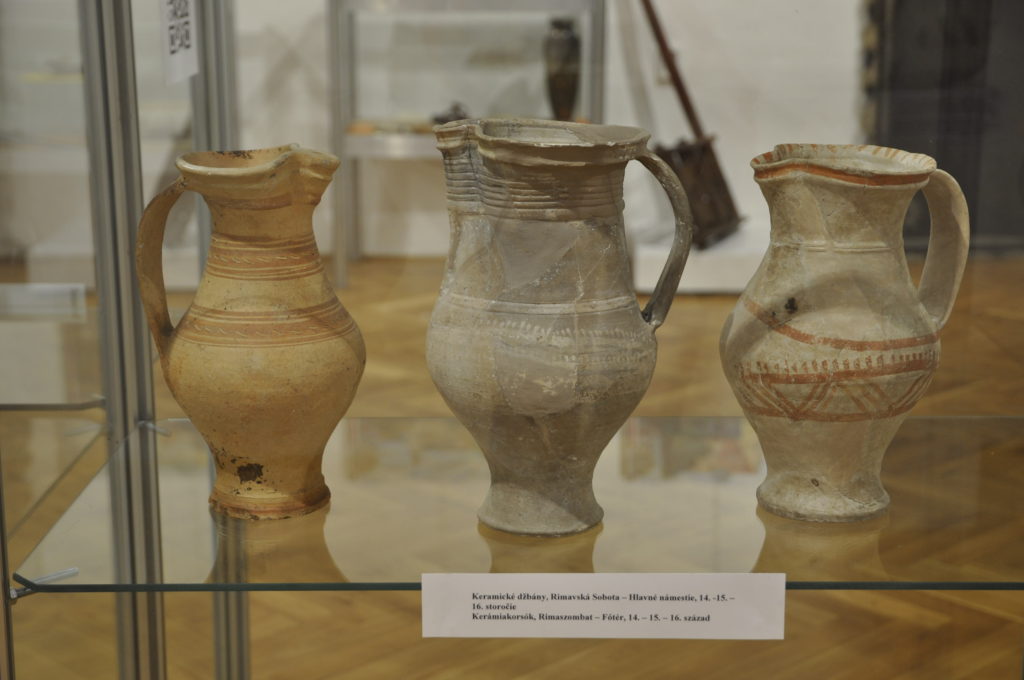 pohľad na výstavu - keramické džbány zo 14. - 15. storočia