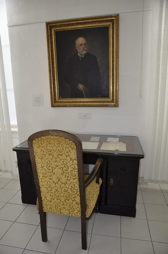 záber z expozície - portrét Jánosa Fábryho a písací stôl s dokumentami