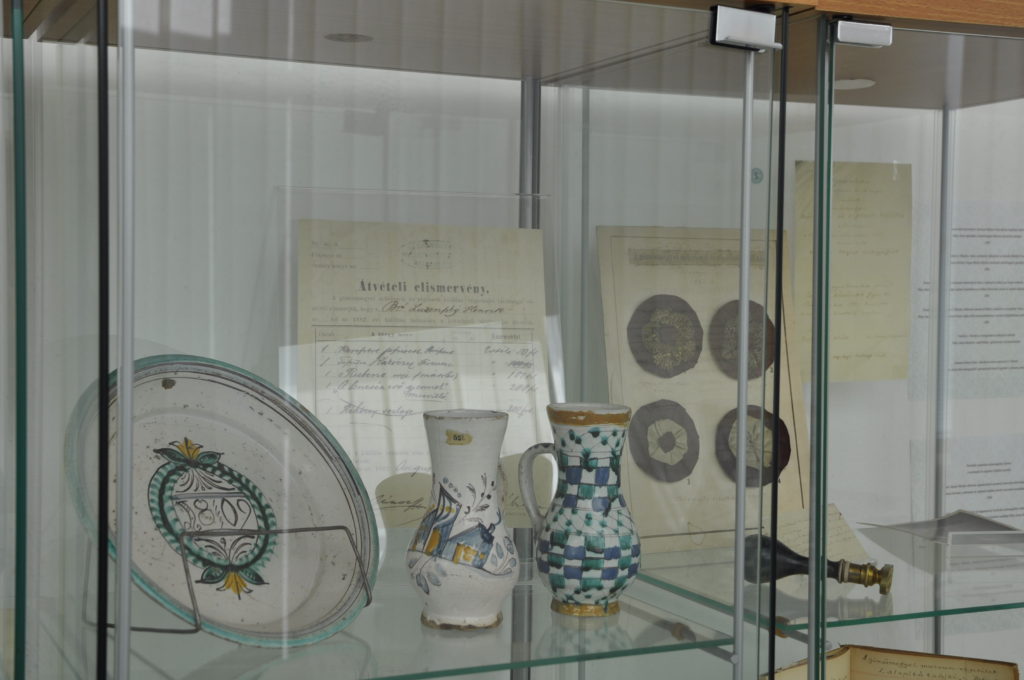 vitrína s prvými zbierkami múzea
