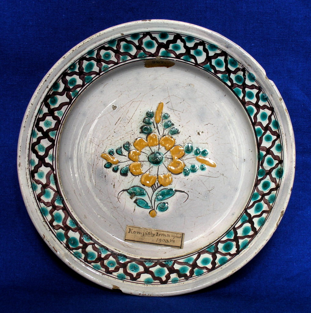 fajansa - tanier s kvetinovým dekorom