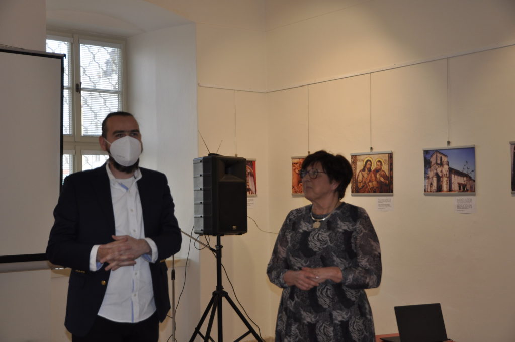 Výstavu otvorila riaditeľka Gemersko-malohontského múzea Oľga Bodorová a riaditeľ Múzea Holokaustu v Seredi Martin Korčok.