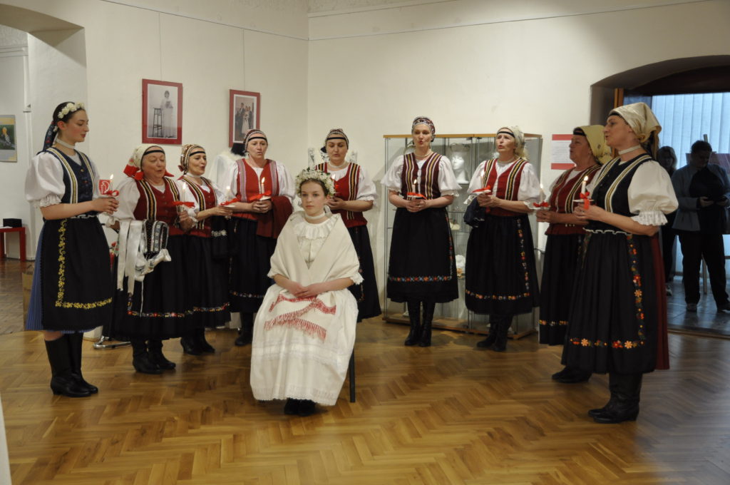 Ukážka čepčenia nevesty v podaní ženskej speváckej zložky Folklórneho súboru Vepor z Klenovca.
