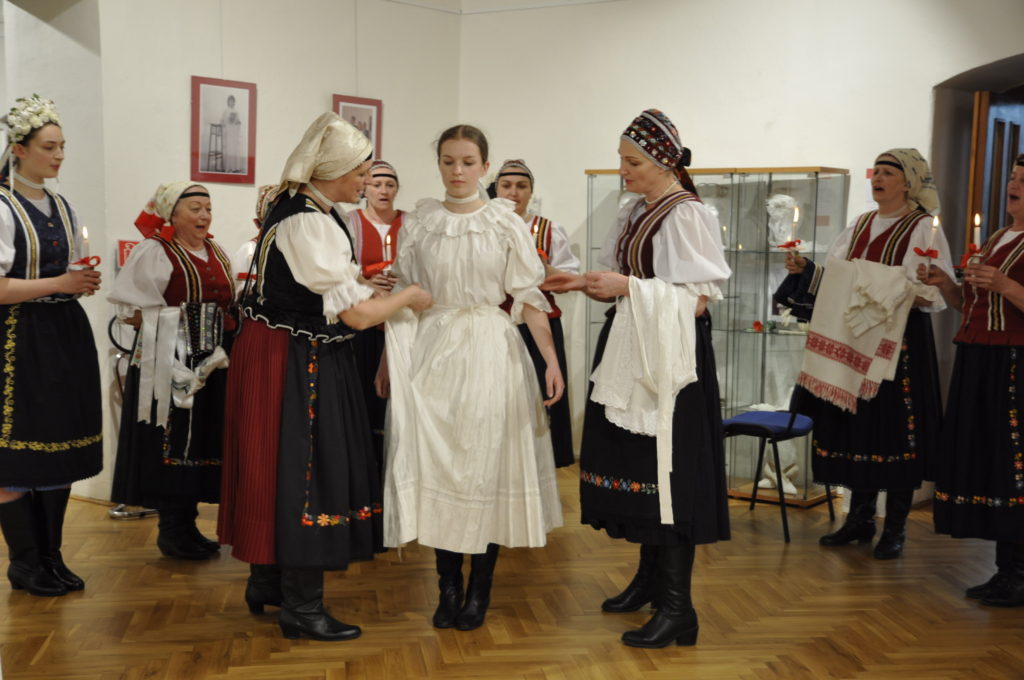 Ukážka čepčenia nevesty v podaní ženskej speváckej zložky Folklórneho súboru Vepor z Klenovca.