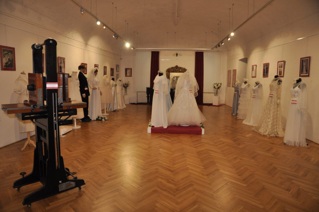 výstava svadobných šiat z 20. storočia