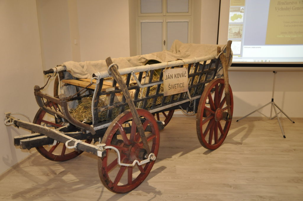 voz s hotovými hrnčiarskymi výrobkami, ktorý kedysi slúžil na prepravu výrobkov určených na predaj