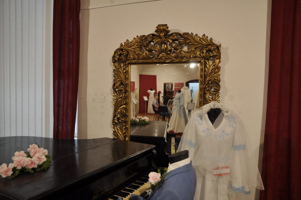 záber z výstavy svadobných šiat