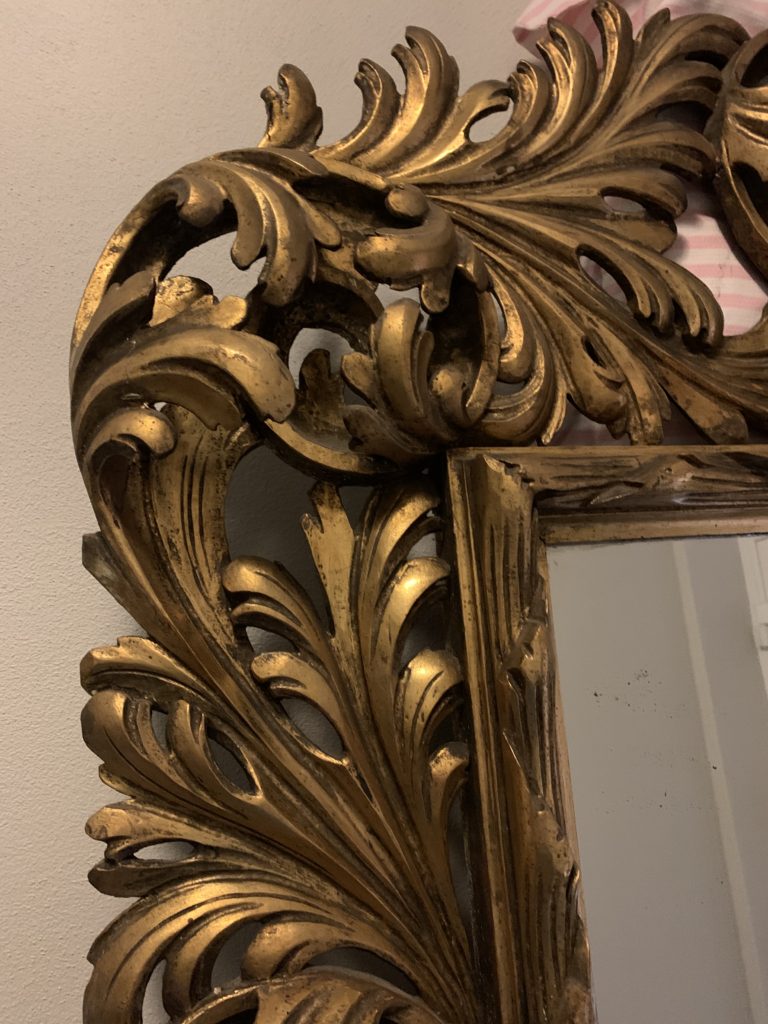 detail výzdoby zrkadla