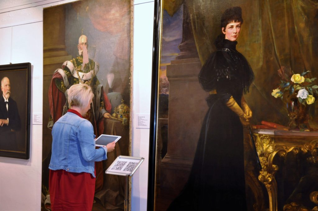 nadrozmerné portréty cisárskeho páru Františka Jozefa I. a Sisi