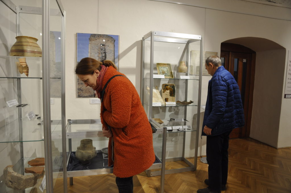 návštevníci počas prehliadky archeologických nálezov vystavených na výstave
