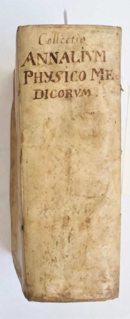 Knižná väzba zbierky prírodovedných a medicínskych letopisov z roku 1724