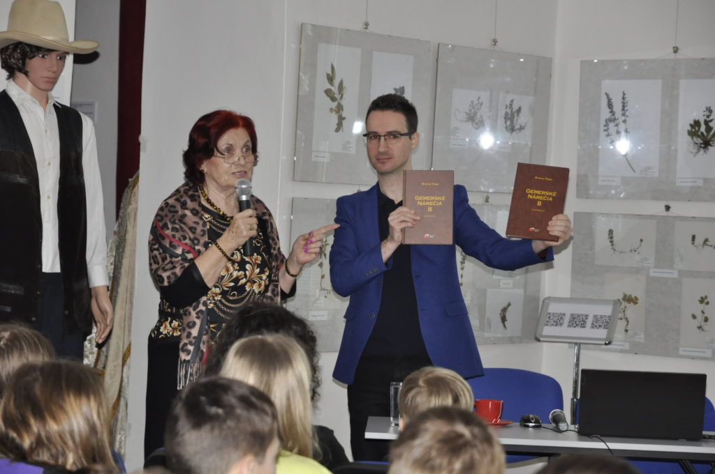 vľavo profesorka Dudášová, vpravo docent Rožai držiaci publikáciu Gemerské nárečie